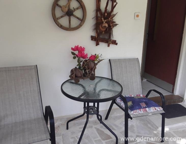 Deo za sedenje ispred apartmana